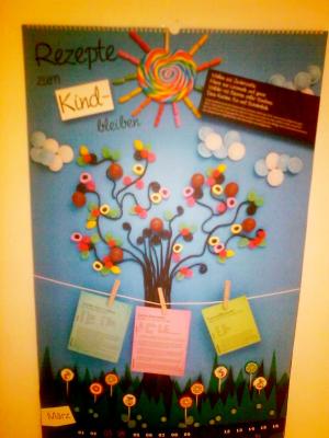 Wolken aus Zuckerwatte,<br />
Meere aus Limonade und ganze<br />
W&auml;lder mit B&auml;umen voller Bonbons.<br />
Dazu Kuchen, Eis und Schokolade.<br />
<br />
In der Kindheit kennt die Fantasie keine Grenzen. Schon gar nicht wenn es um S&uuml;&szlig;igkeiten geht. Nach vielen Jahren au&szlig;erhalb der Welt der Tr&auml;ume ist jetzt im M&auml;rz endlich wieder einmal Zeit f&uuml;r eine Reise in die Vergangenheit. Raus aus dem tristen Grau des Alltags, rein in das bunte Universum der unbegrenzten M&ouml;glichkeiten. Mit einem Baum aus S&uuml;&szlig;igkeiten. 